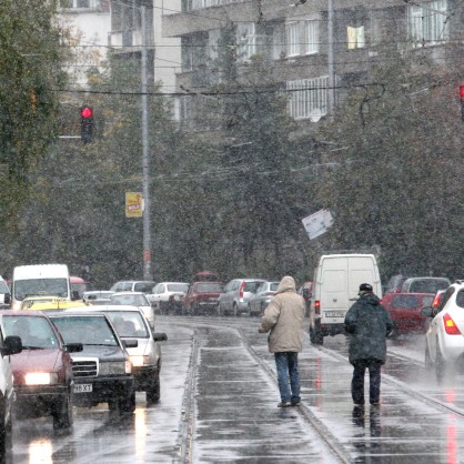 В столицата заваля първия сняг и задръстванията не спряха