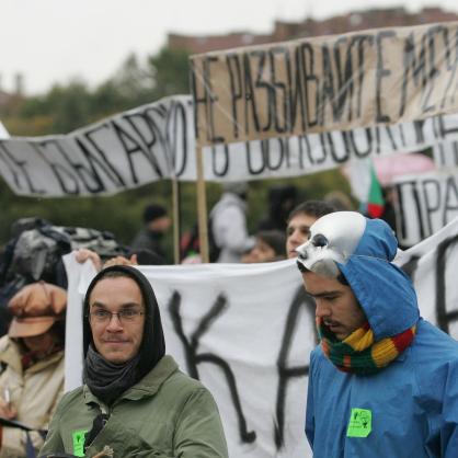 Стотици студенти излязоха на протест срещу драстично намалените средства за висше образование