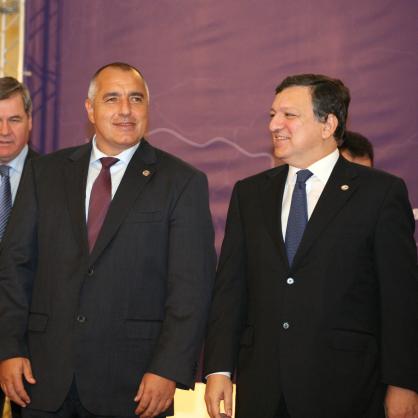Жозе Мануел Барозу (д) разговаря с българския министър-председател Бойко Борисов