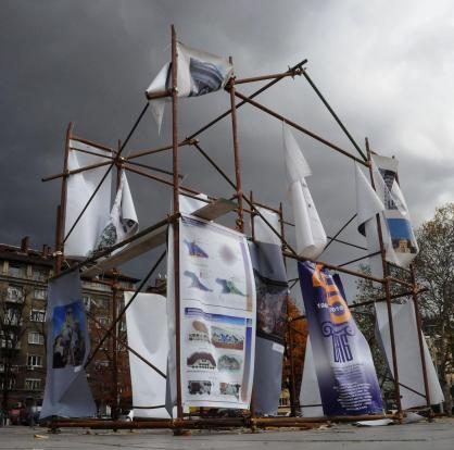 Бурният вятър, който втори ден нанася материални щети и поражения, изпокъса плакатите на архитектурна изложба подредена в близост до Паметника на Съветската армия в столицата