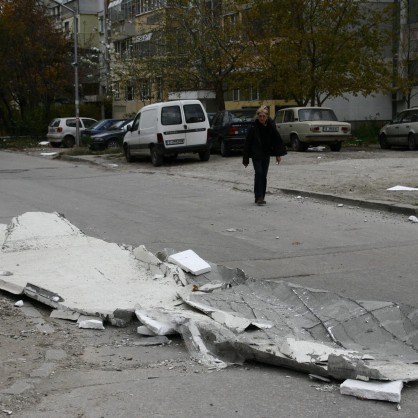 Заради силния вятър изолация се стовари върху варненка