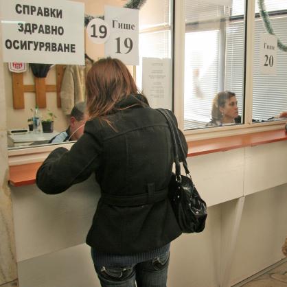 Лекарка с неплатени данъци пък се оказала със запорирани сметки, докато била в чужбина