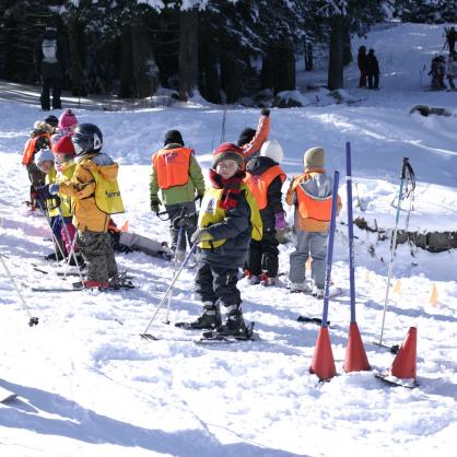 Деца се учат да карат ски на хижа 