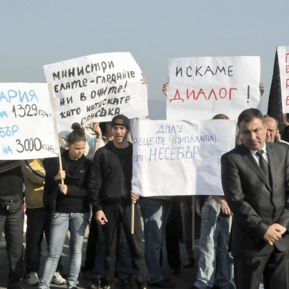 Граждани на Несебър протестират срещу събарянето на неузаконени пристройки