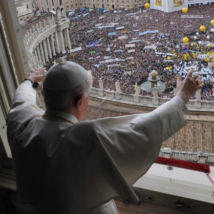 Папата говори пред събралото се множество