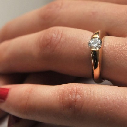 Златният пръстен с диамант на ръката на Галя