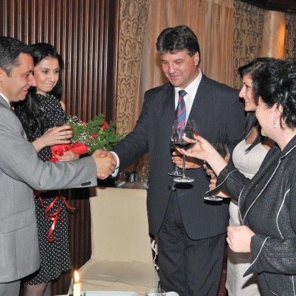 Председателят на Районния съд в Сандански Димитър Узунов и семейството му поздравяват сгодените