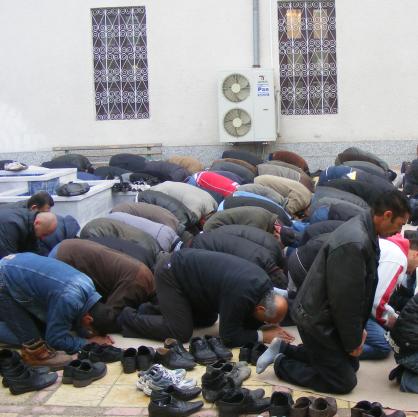 Стотици мюсюлмани се стекоха тази сутрин в джамията за празника Курбан байрам