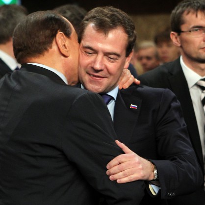 Медведев и Берлускони се прегръщат на срещата на върха на НАТО в Лисабон