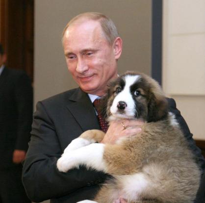 Владимир Путин с кучето Йорго, което беше прекръстено Бъфи