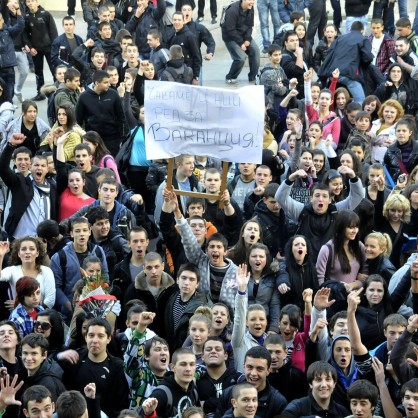 Ученици от Бургас протестират срещу орязаната ваканция