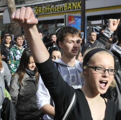 Ученици протестират срещу орязаната ваканция