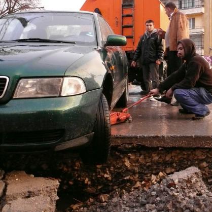 Два леки автомобила пропаднаха в дупка, отворила се на крътовище в Шумен