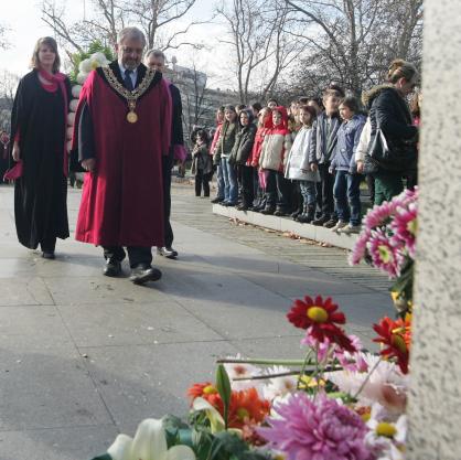 Преподаватели, студенти и деца поднесоха цветя на паметника на св. Климент Охридски