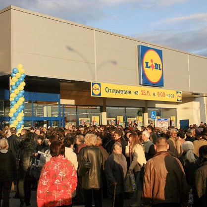 Огромна тълпа пред новия хипермаркет на Lidl в Монтана