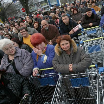 Десетки очакваха отварянето на магазина Lidl