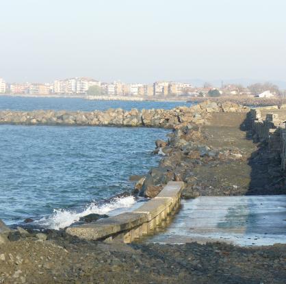 Предпазната дига край северния плаж в Поморие се срути