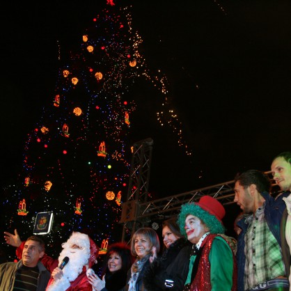 Кметът на София включи светлините  на коледната елха  на ул. 