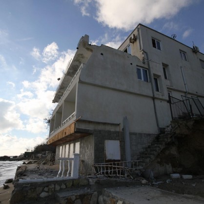 Събарянето на хотел Рамона на плажа под спирка Трифон Зарезан