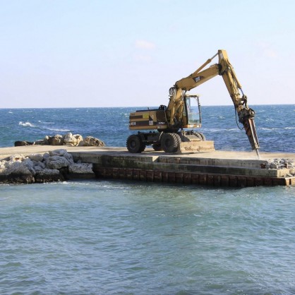 Събарят яхтеното пристанище на курорта Русалка