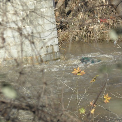 Откриха останките от изчезналия камион, потънал в  река Струма