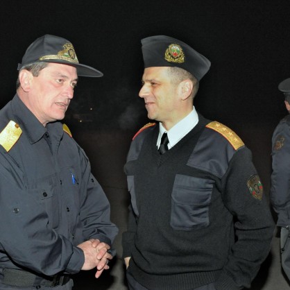 Калин Георгиев поздравява ръководителя на огнеборците завърнали се от Израел