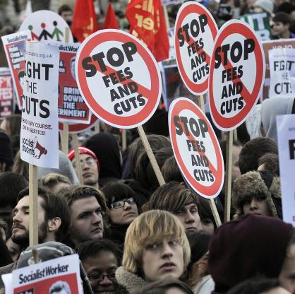 Хиляди студенти протестираха пред парламента в Лондон