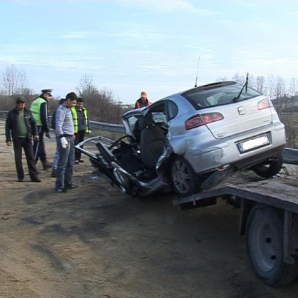 Трима мъже и една жена са загинали на място при челен удар край Елхово