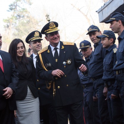 Министърът на външните работи на Израел Авигдор Либерман при пожарникарите