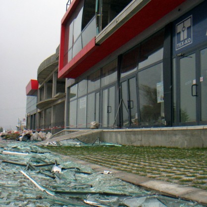 Вятър със скорост до 22 метра в секунда изкорени дървета и счупи прозорци на сгради в Шумен