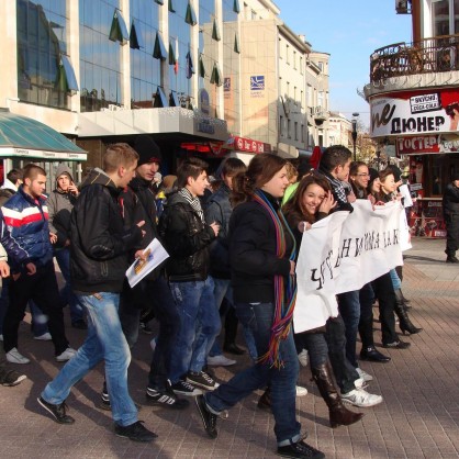 Учениците протестират по главната на Пловдив