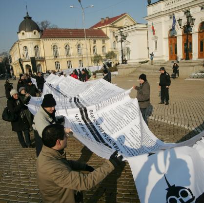 Учени от БАН, докторанти и привърженици протестираха пред Народното събрание