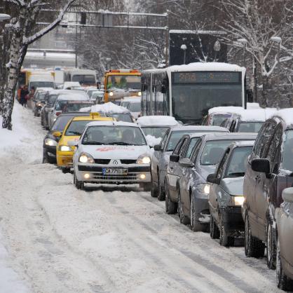 Снегът предизвика задръствания в София
