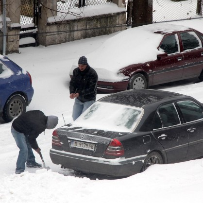 Обстановката във Варна е усложнена от непрекъснат снеговалеж и силен вятър