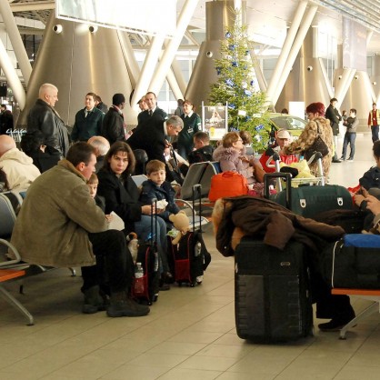 Стотици пътници блокирани на Летище София заради лошото време