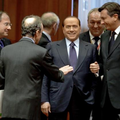 Италианският премиер Силвио Берлускони (в средата) по време на европейските държавни ръководители среща на върха в Брюксел