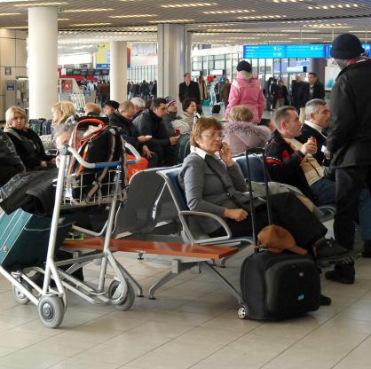Стотици пътници блокирани на Летище София заради лошото време