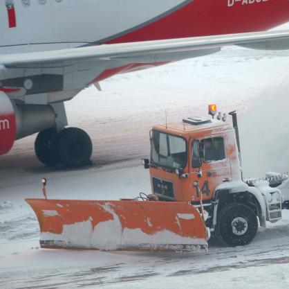 Разчистват снега от писта на летише в Хановър, Германия
