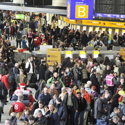 Летищните власти са отменили около 300 полета във Франкфурт