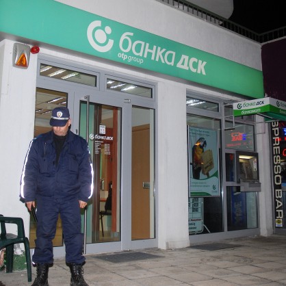 Полицията издирва извършителите на опита за банков обир във Варна