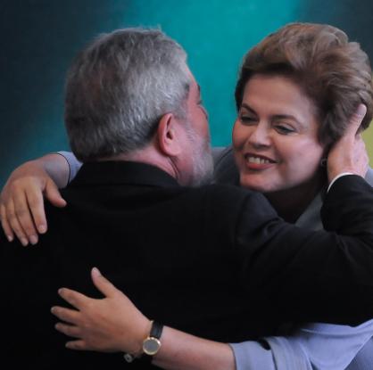 Бразилският президент Инасио Лула да Силва поздравява Дилма Русеф