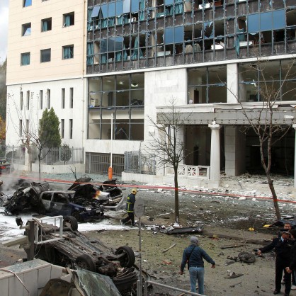 Бомба избухна пред съд в Атина