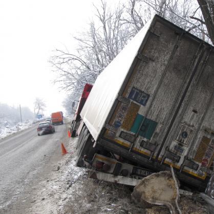 Поредният инцидент с тежкотоварен камион затрудни движението по пътя Русе-Бяла