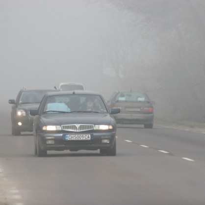 Уличен трафик при мъгла