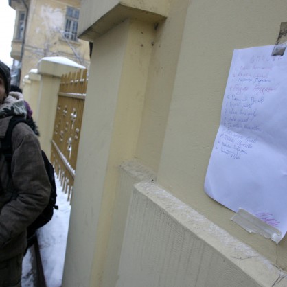 Родител чака да запише детето си за детска ясла в София