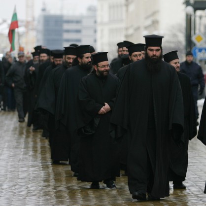 Литийно шествие, предвождано от свещеници от Софийската  митрополия