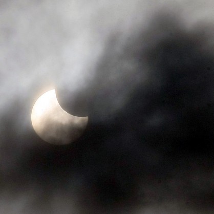 В София слънчевият диск започна да се закрива частично от Луната в 9:03 часа