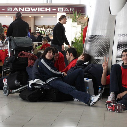 Пътници от анулирани полети чакат на Летище София