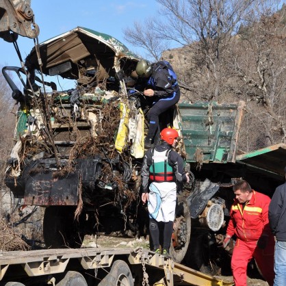 Кресненско дефиле - Изваждане на камион, потънал в река Струма
