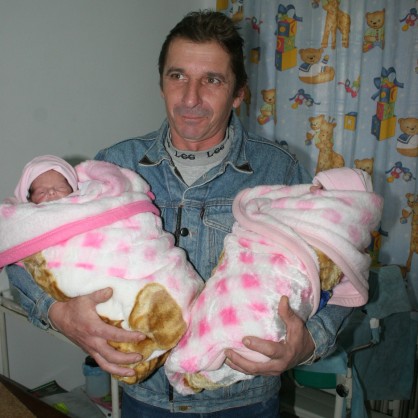 Семейство с 11 деца от казанлъшкото село Кънчево се сдоби с близнаци - изписването на децата